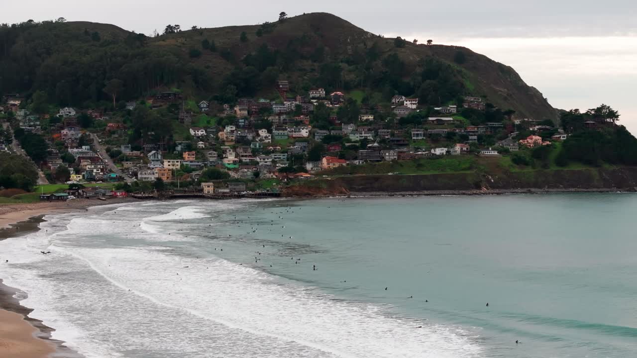 Ripresa Con Drone Grandangolare Che Vola Verso Centinaia Di Surfisti Che Cavalcano Le Onde