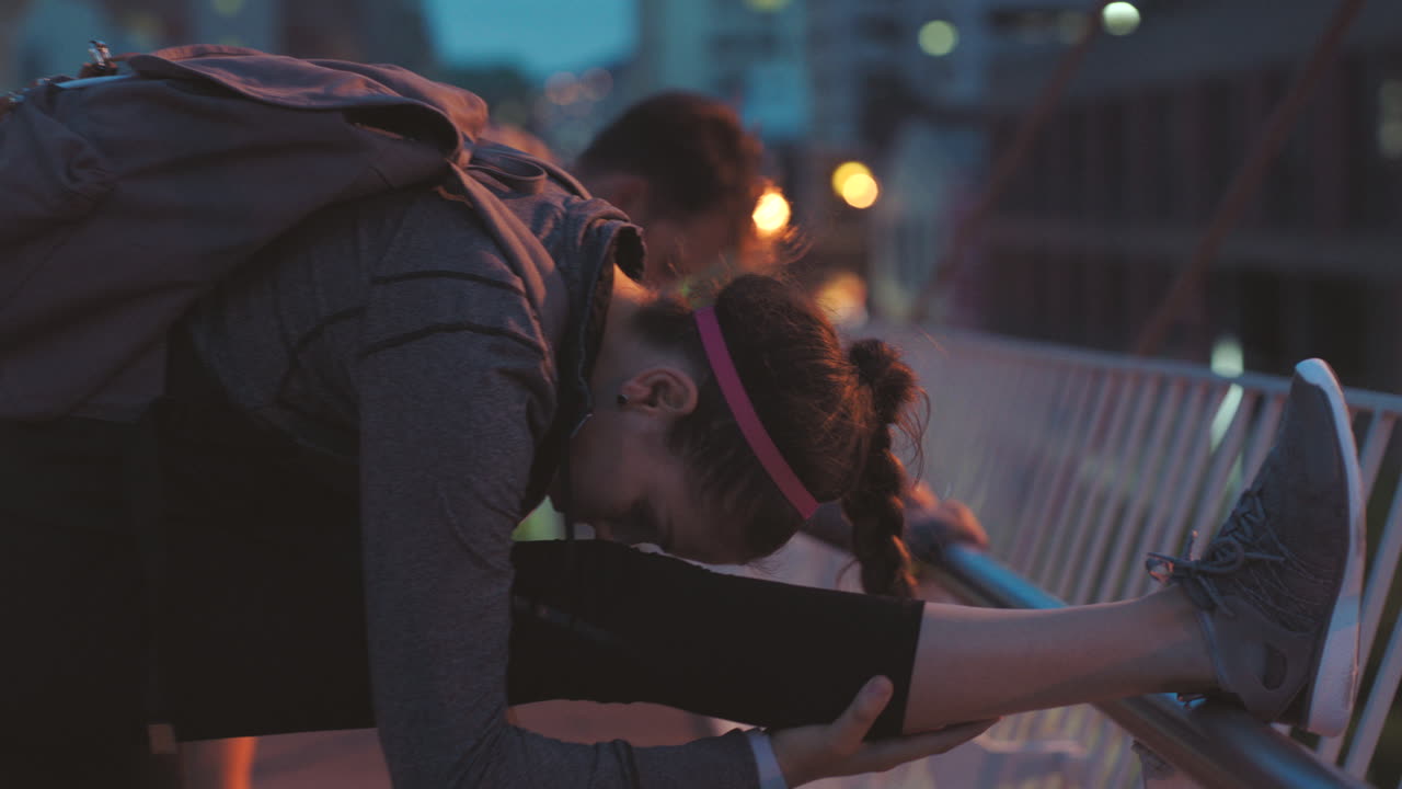 밤 에 조 ⁇  을 하기 전 에 스트레칭 하는 그룹