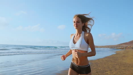 Una-Mujer-Joven-Con-Una-Figura-Esbelta-Se-Dedica-A-Gimnasia-En-El-Mar-Al-Amanecer.-Ella-Hace-Una-Carrera-A-Lo-Largo-De-La-Costa-Del-Mar.-Secuencia-De-Disparos-Con-Estabilizador-De-Cámara.-En-Cámara-Lenta