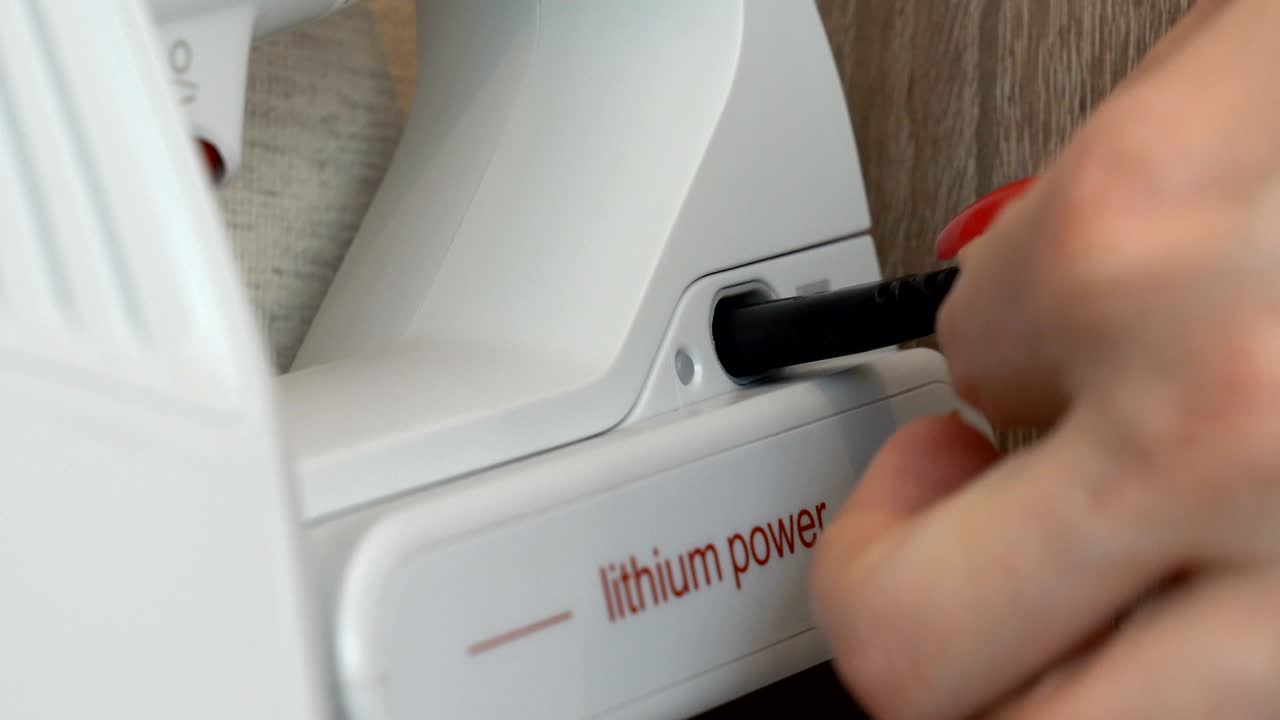 충전기를 전력 소켓에 연결합니다.