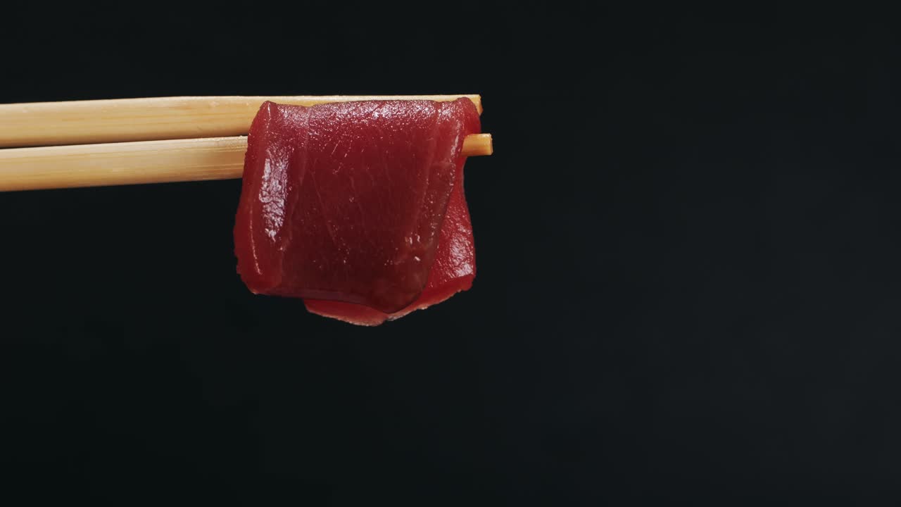 Sashimi di tonno sulle bacchette