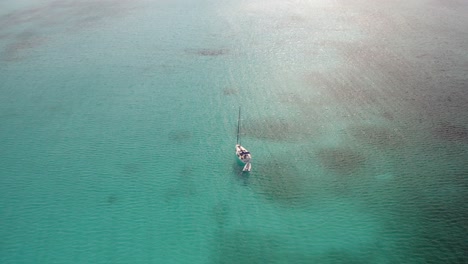 View-Of-An-Isolated-Yacht-Cruising-On-Pristine-Water-In-The-Islands-Of-Bahamas,-Florida