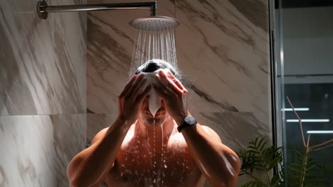 hombre duchándose en el baño