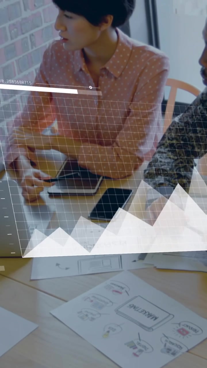 Animación de procesamiento de datos estadísticos con colegas diversos discutiendo juntos en la oficina