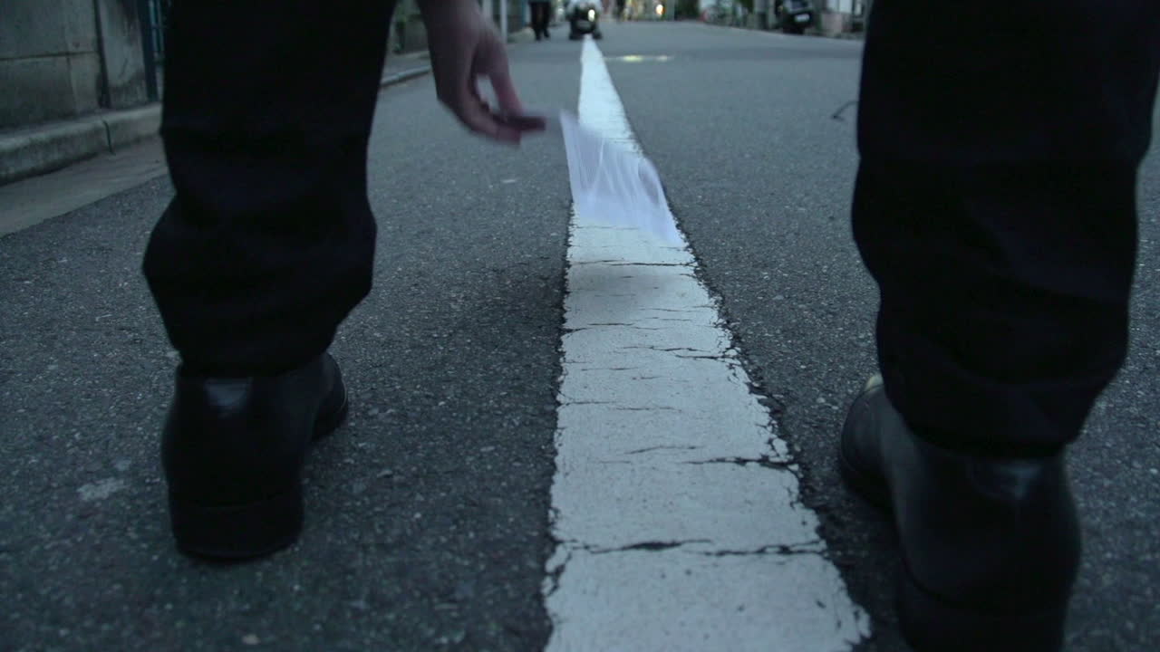 거리에서 전단지를 가져 가라.