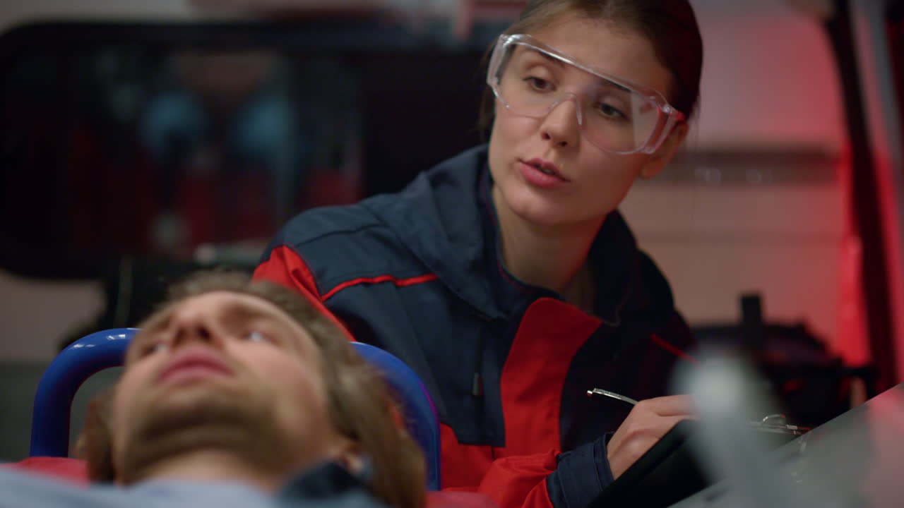 응급차 에 있는 남자 환자 가 자루 에 누워 있다