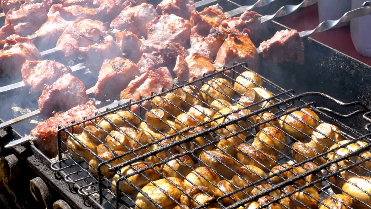 시시 케과 버섯은 자연에서 그릴에 조리됩니다.