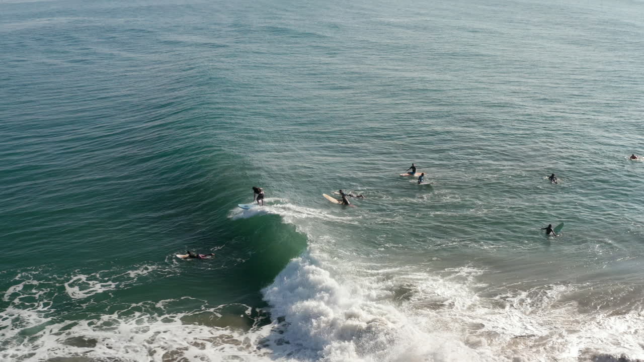 surfistas montando olas en el océano