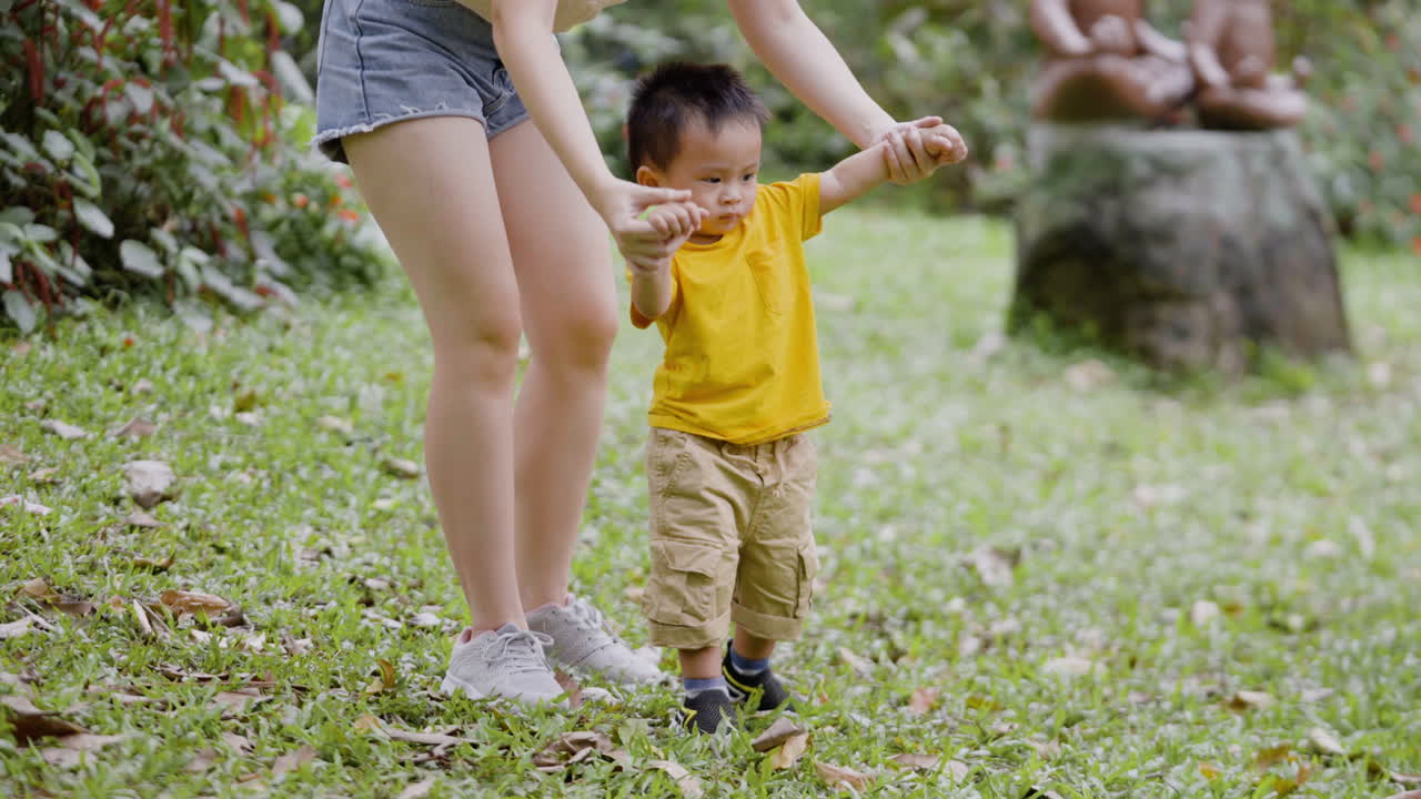 mujer con su hijo en el parque