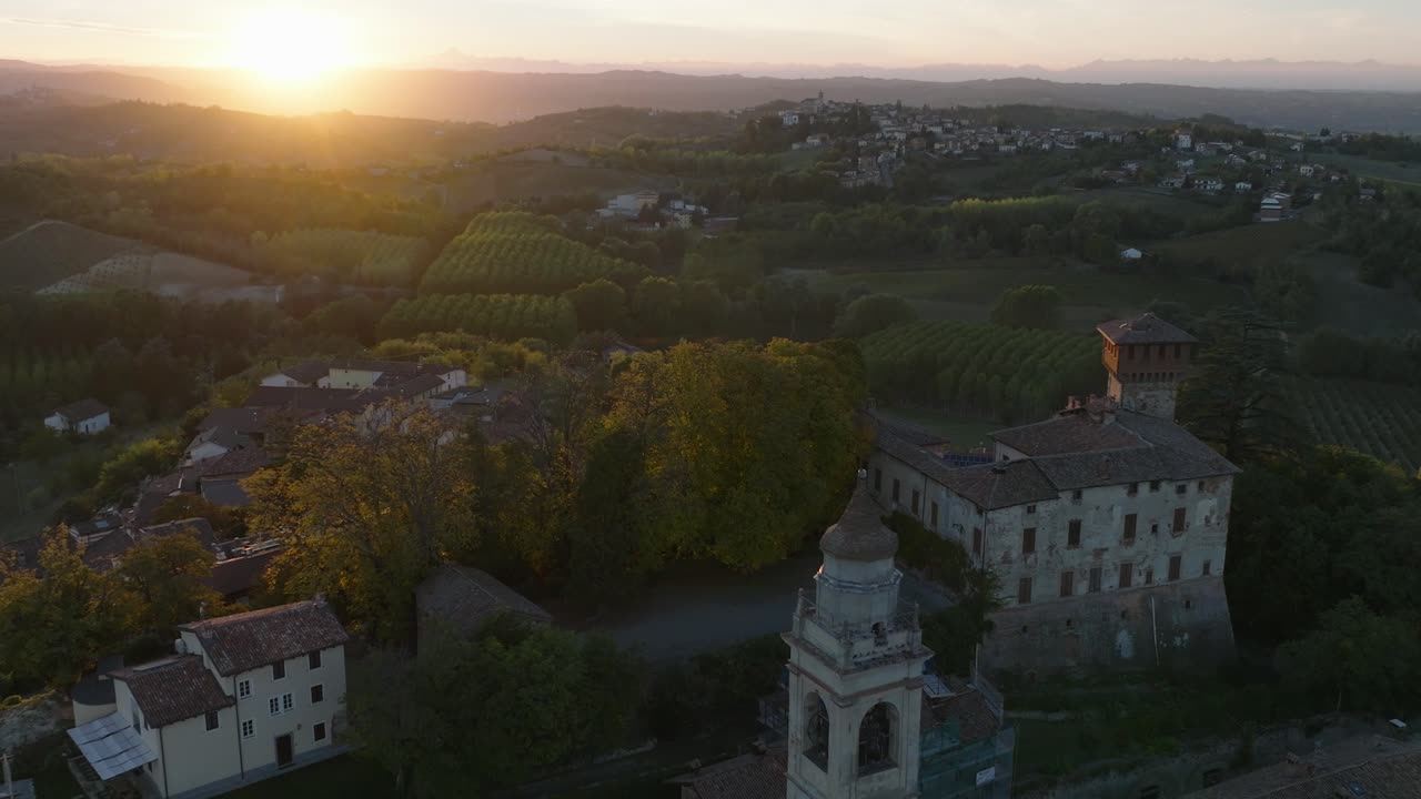 vista aérea de piamonte, la histórica ciudad de carpeneto y el palacio del norte de italia al atardecer.