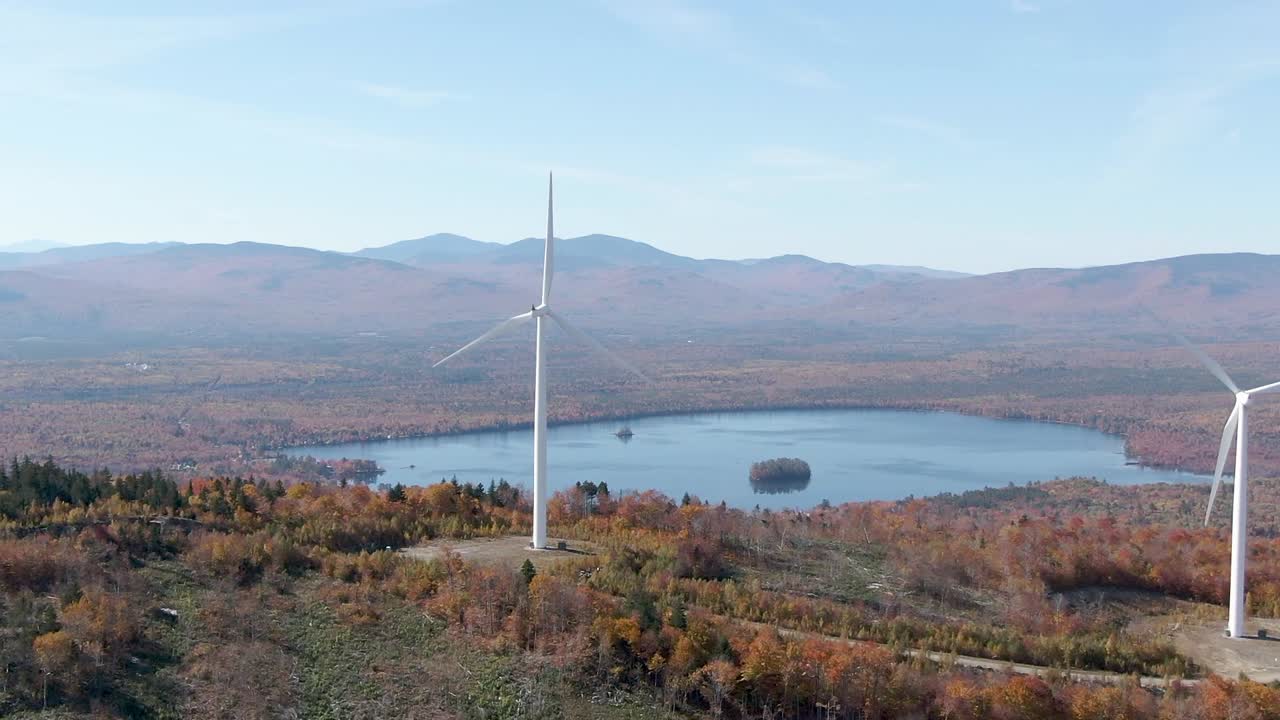 가을 단풍 동안 메인의 풍력 터빈