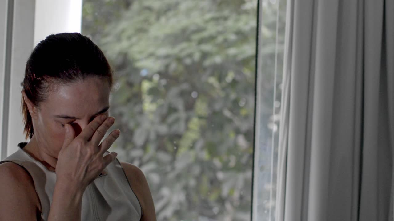 편두통으로 보이는 것은 침에 앉아있는 여성에 영향을 미니다.