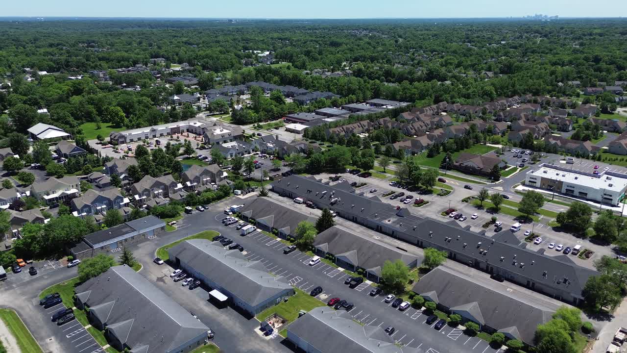 powell, ohio, imágenes aéreas de drones del centro de la ciudad y las áreas circundantes