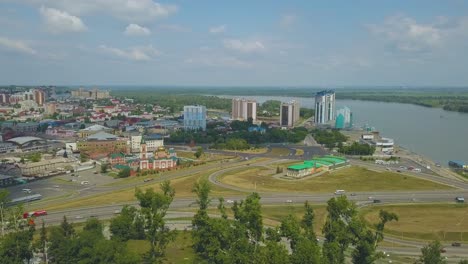 Autopista-Cerca-De-Una-Gran-Ciudad-Y-Una-Tranquila-Vista-Panorámica-Del-Río