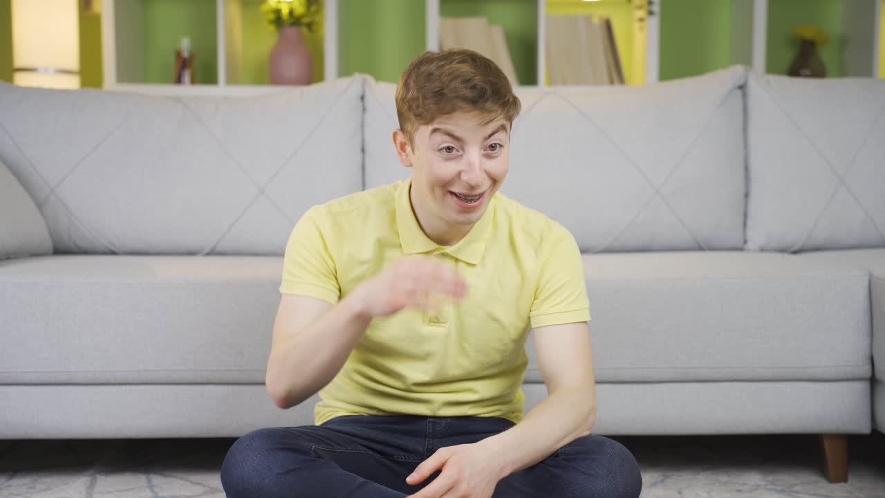 젊은이가 그의 예 ⁇ 고 잘 가꾸어진 몸을 보고 있습니다.