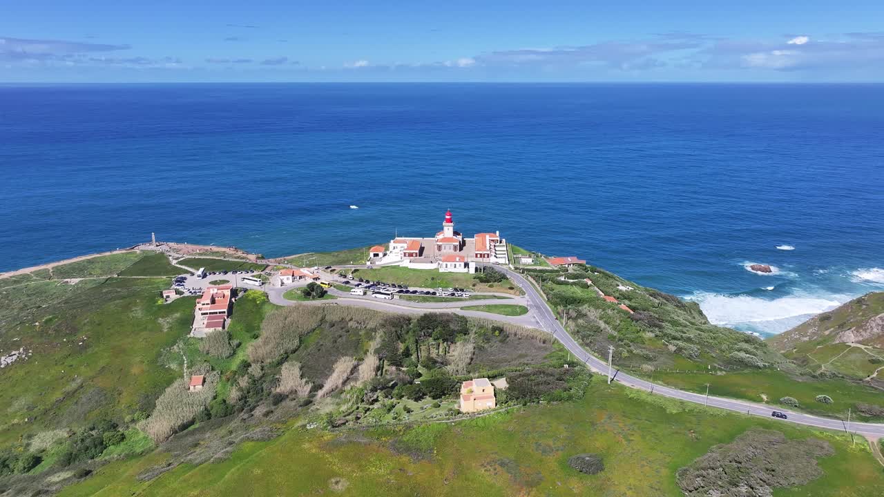 Cabo da Roca a Sintra, Distretto di Lisbona, Portogallo. Paesaggio costiero. Paesaggio marino naturale. Destinazione di viaggio. Cabo da Roca a Sintra, Distretto di Lisbona, Portogallo. Acqua turchese.