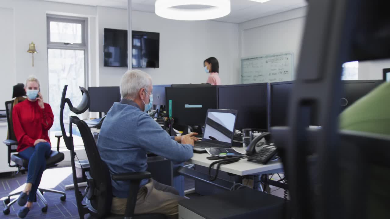 사무실 에서 디지털 태블릿 을 사용 하는 얼굴 마스크 를 착용 한 사람