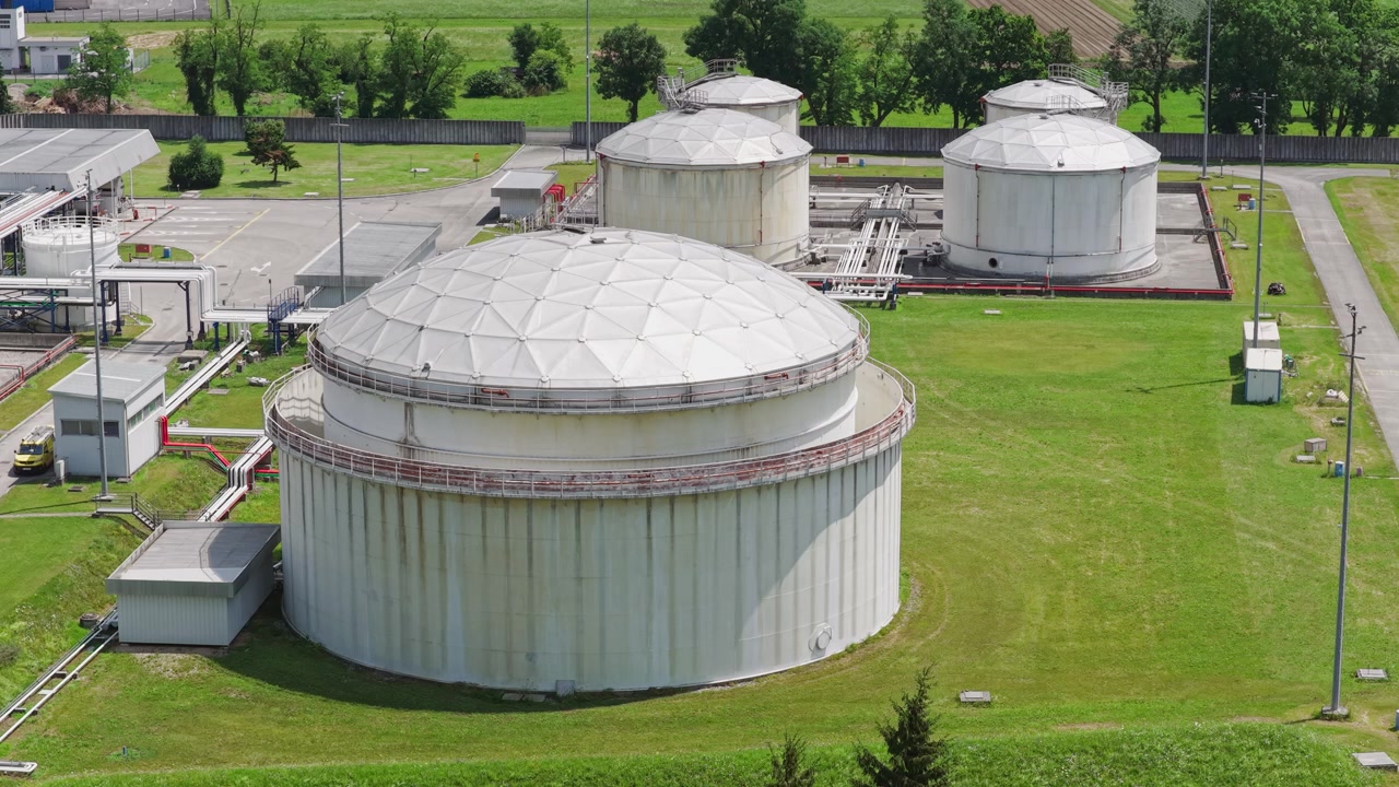 Instalación de almacenamiento de petróleo con tanques industriales e infraestructura de oleoductos en uso para la distribución de combustible