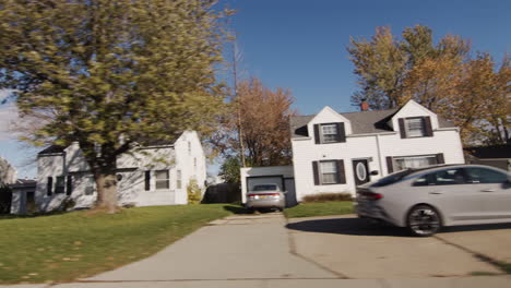 Beim-Fahren-Durch-Eine-Der-Straßen-In-Der-Stadt-Buffalo,-USA,-Der-Blick-Aus-Dem-Autofenster-Auf-Die-Straße-Mit-Typischen-Häusern.-Seitenansicht,-4K-Video