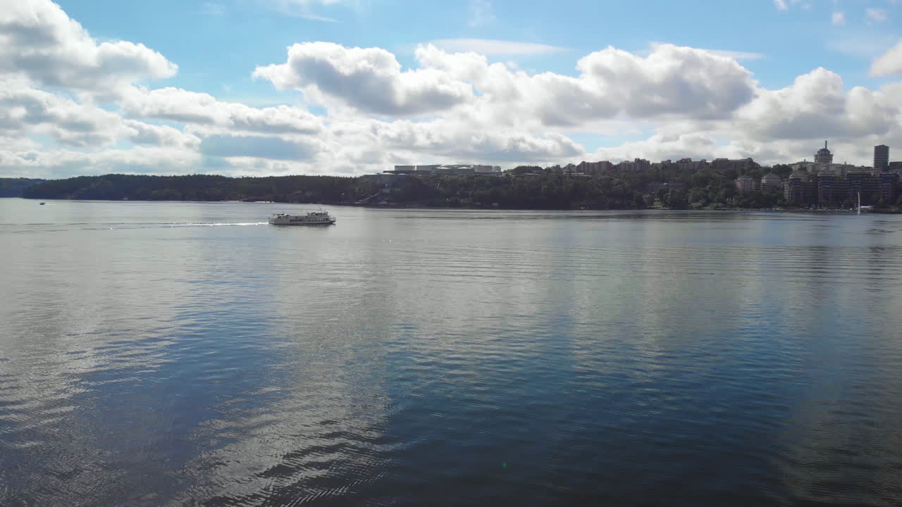 imágenes de drones de 4k volando suavemente hacia un barco en estocolmo, suecia