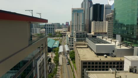 tren ligero entra en el centro de charlotte, carolina del norte
