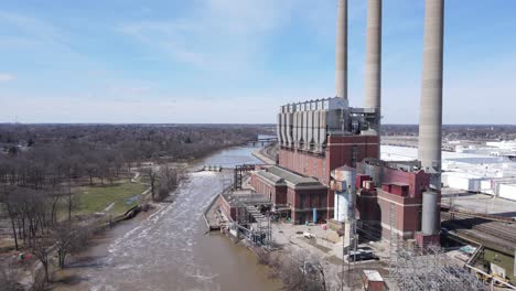 Antigua-Central-Eléctrica-De-Carbón-Abandonada-En-La-Costa-Del-Río-En-Michigan,-Vista-Aérea-De-Drones