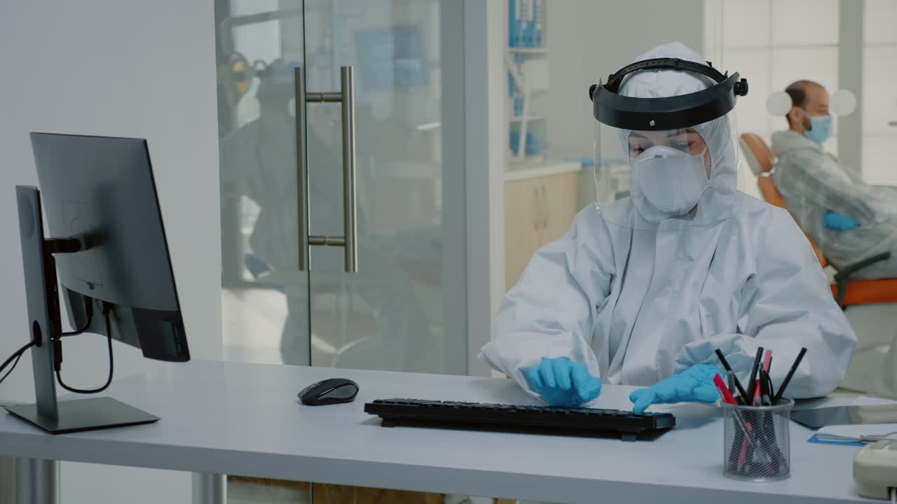 asistente de estomatología que trabaja en el escritorio para el cuidado dental del paciente