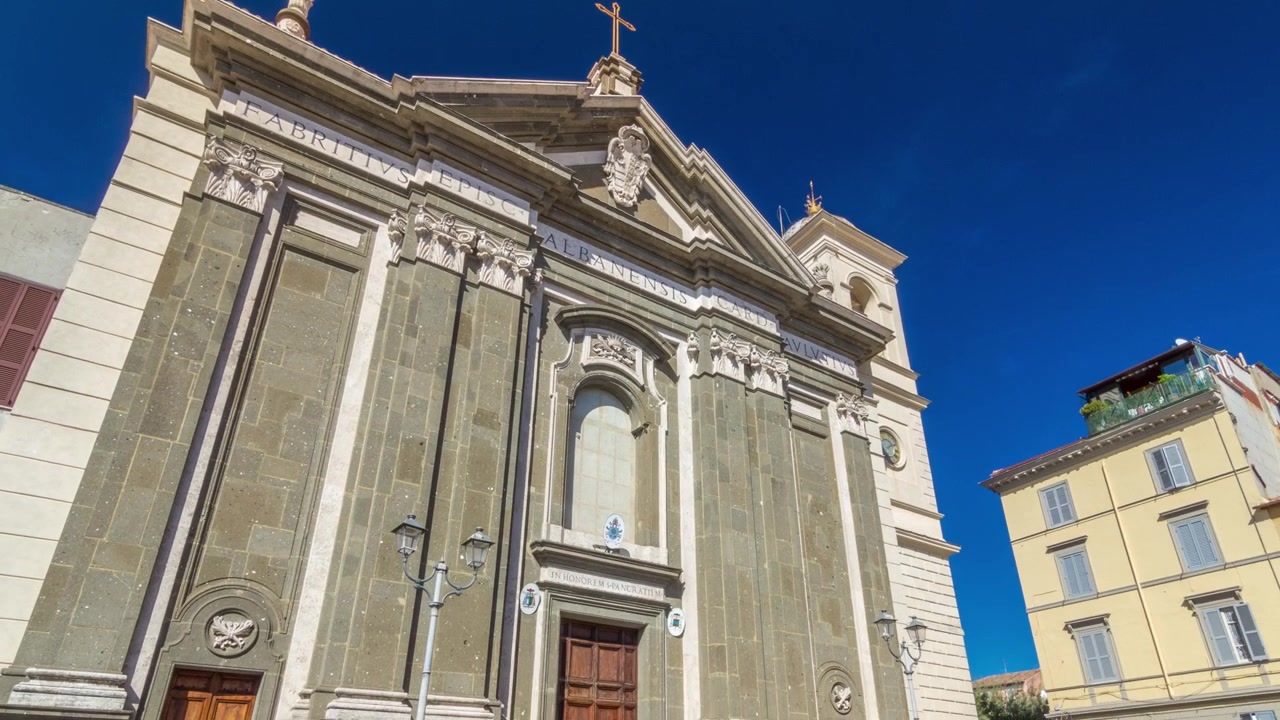 Timelapse Hyperlapse del Duomo di San Pancrazio Martire ad Albano Laziale, Italia. Vista frontale in una bella giornata, che cattura lo splendore del patrimonio italiano