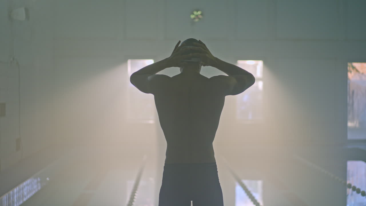 수영장에서 수영하는 사람