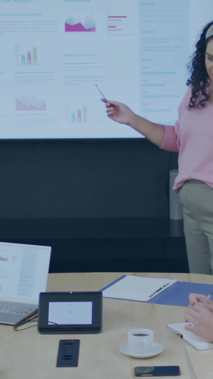 Animazione di elaborazione dati statistici sullo sfondo di una donna che fa una presentazione in ufficio.