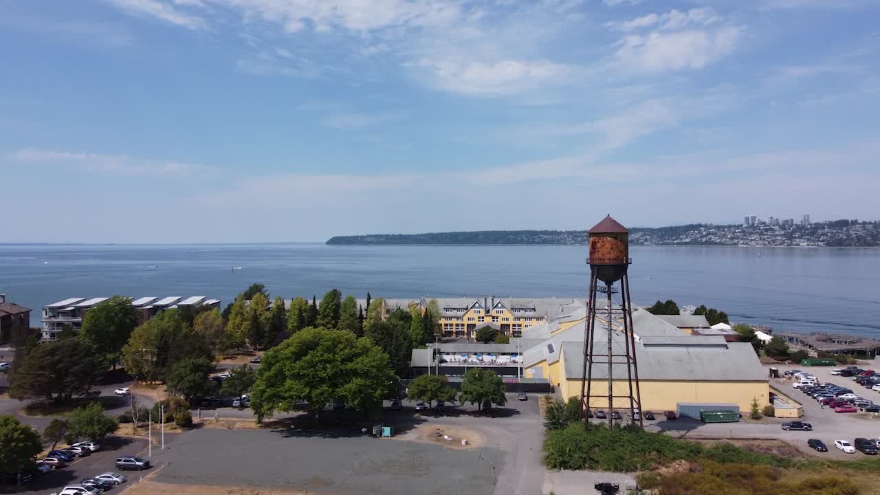 Vista aerea di una torre dell'acqua vintage che si affaccia su barche che navigano su un mare turchese, a Semiahmoo, Washington, vicino a Seattle, in una giornata estiva