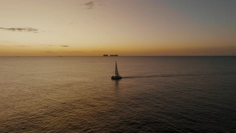 barco al atardecer en el horizonte del mar en guanacaste, costa rica - toma aérea de drones
