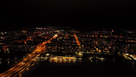 Vista-Aérea-Frente-Al-Horizonte-Iluminado-De-Vaasa,-Noche-En-Finlandia