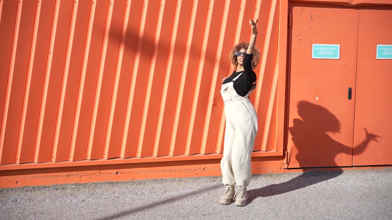 Et smart, afslappet modefotoshoot sat mod en livlig og levende orange baggrund.