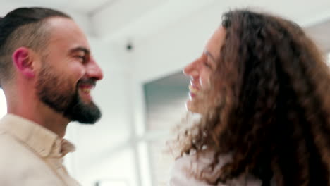 una pareja feliz celebrando el éxito.