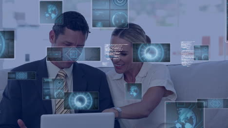 animación de datos en pantallas sobre empresarios caucásicos que trabajan en computadoras portátiles