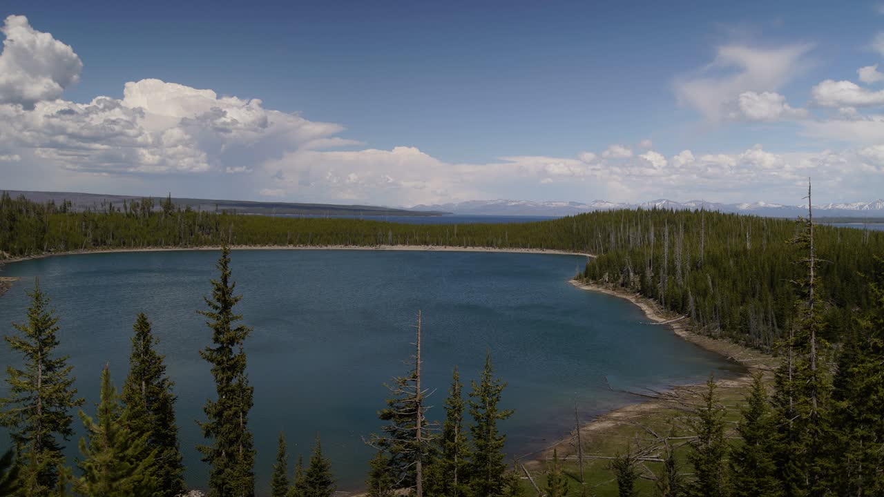 lapso de tiempo en el día de verano en el lago del pato en el parque nacional de yellowstone