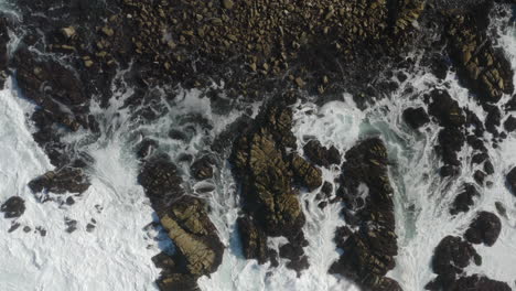 Imagen-Cinematográfica-De-4k-De-Olas-Rompiendo-En-Las-Rocas-De-La-Costa-En-California