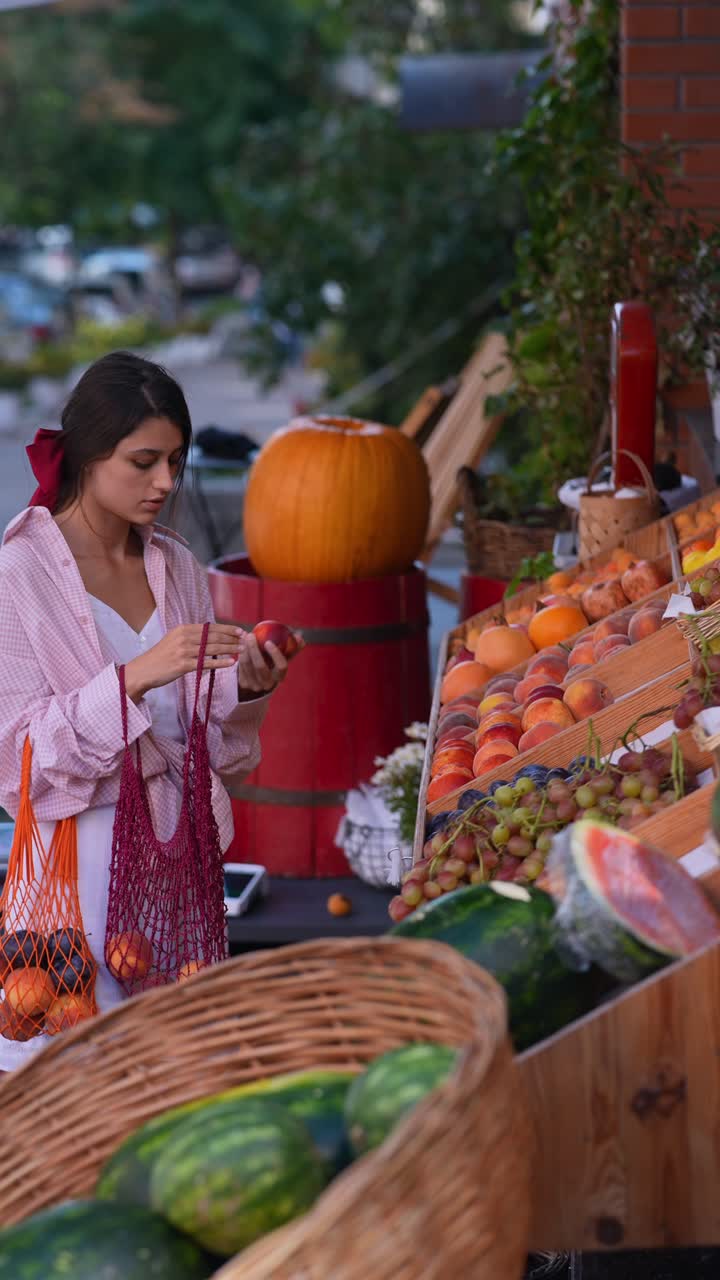 mujer comprando frutas y verduras en un mercado de agricultores