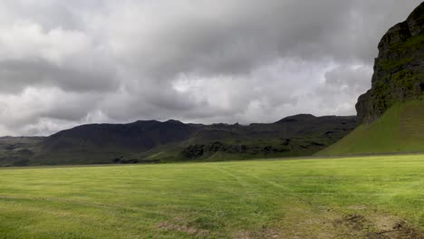 Berge-In-Island-Und-Feld-Mit-Videoschwenk-Von-Links-Nach-Rechts