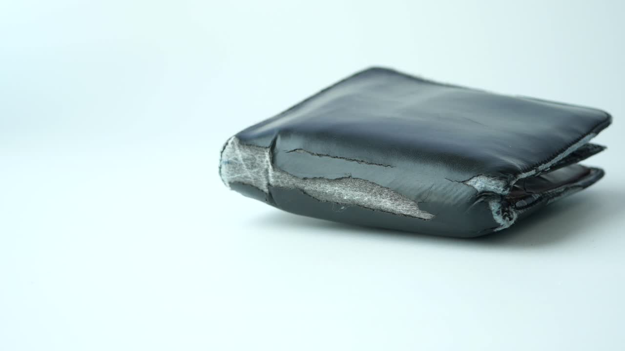 cartera de cuero negro dañada