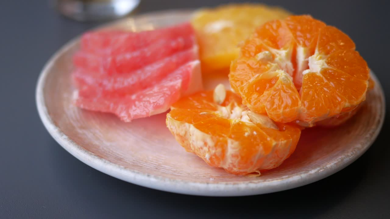접시 에 개진 그레이프프루트 와 오렌지
