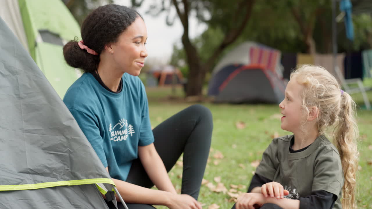 niño, consejero de campamento y cinco al aire libre