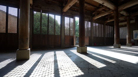 Die-Sonne-Scheint-Durch-Das-Fenster,-Licht-Und-Schatten-Bewegen-Sich-Und-Verzögern-Die-Fotografie