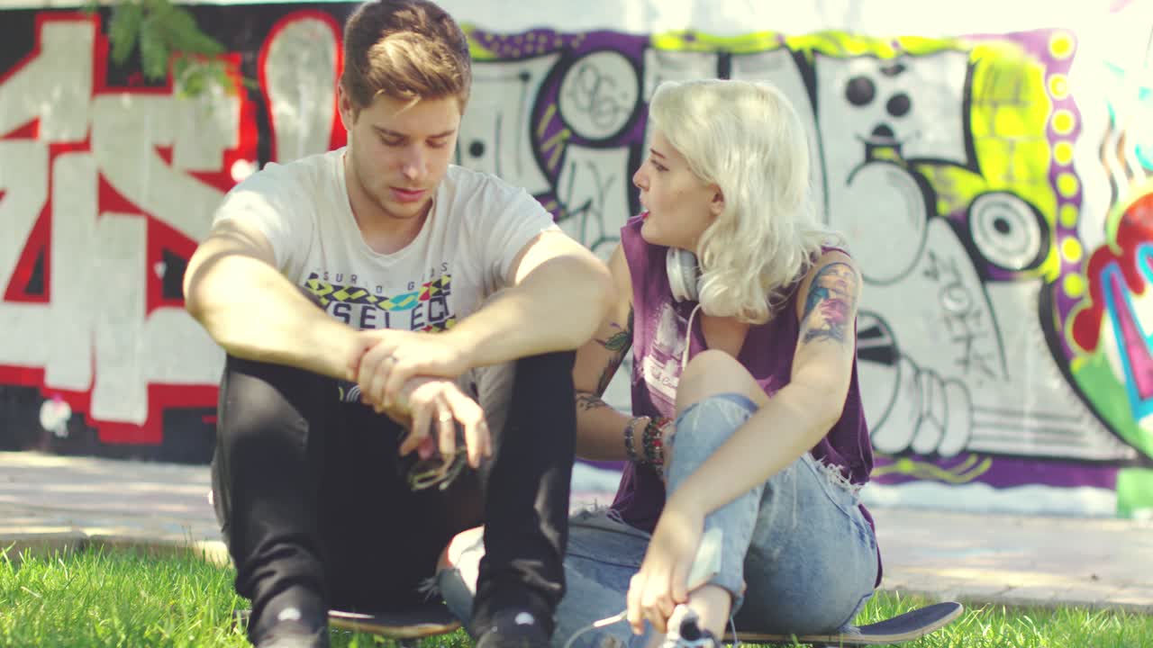 트렌디한 젊은 도시 친구 편안한 채팅