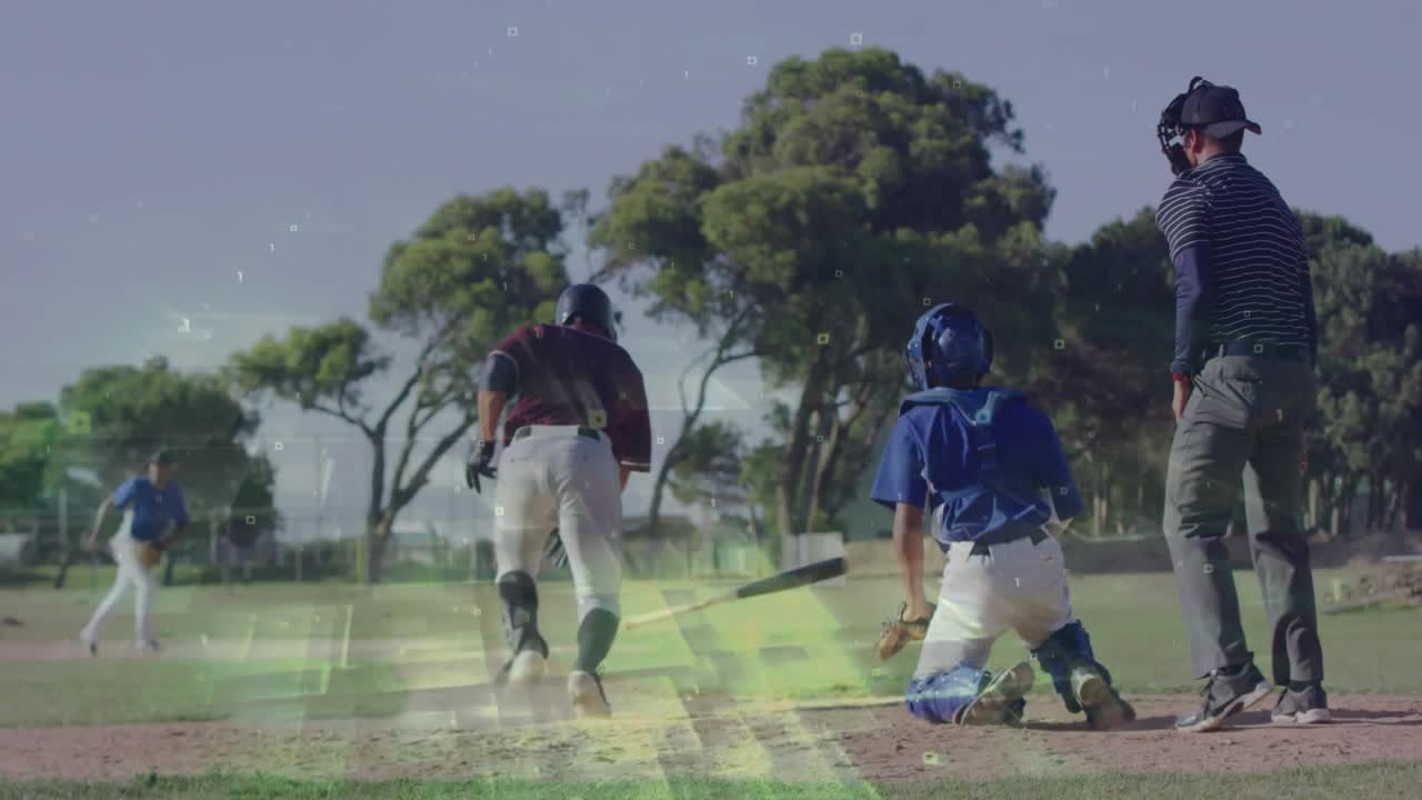 Battitore di baseball che riceve il lancio, fa oscillare la mazza, scatta per raggiungere la prima base mentre i difensori si avvicinano.