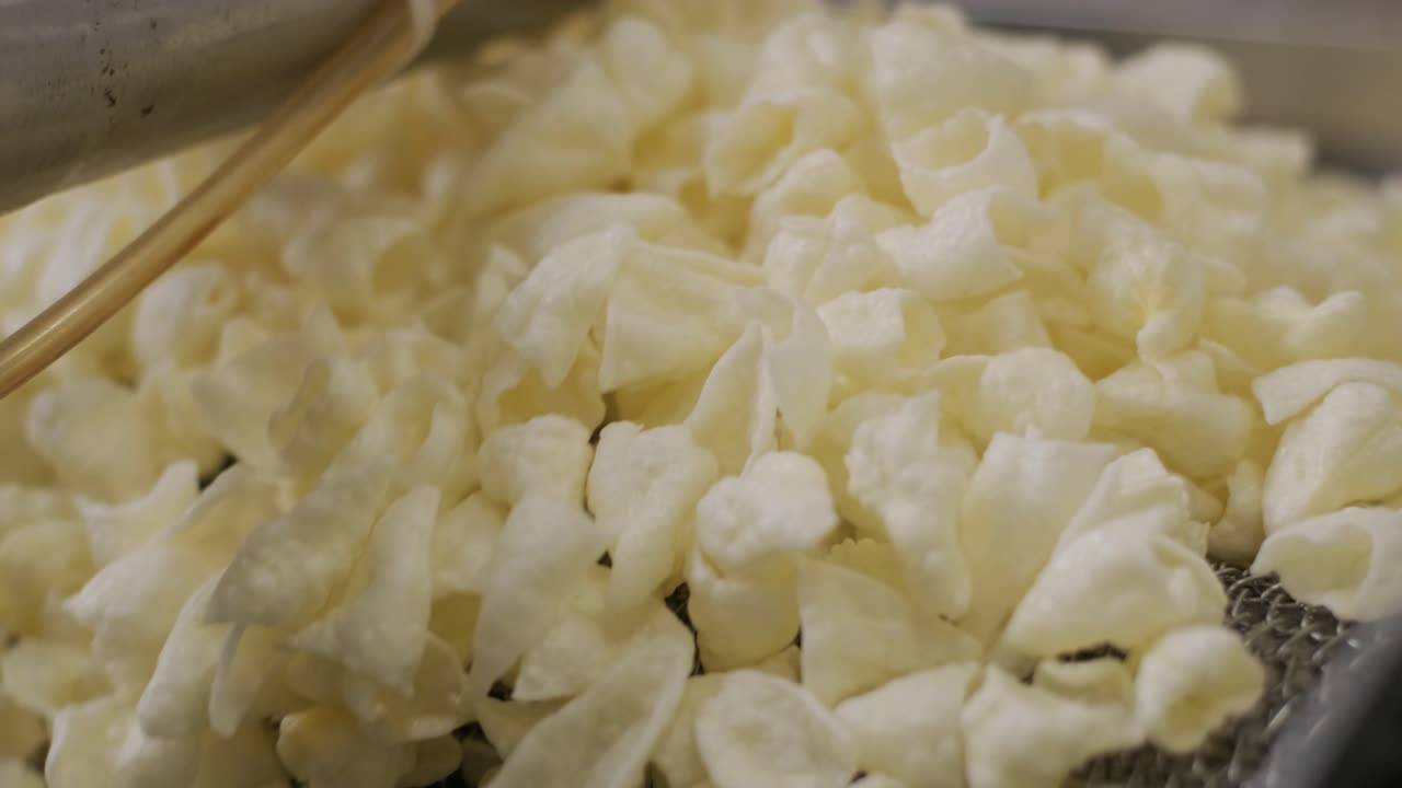 la línea de producción de la fábrica mueve las patatas fritas doradas después de freír. línea de fabricación de la fábrica de pasta