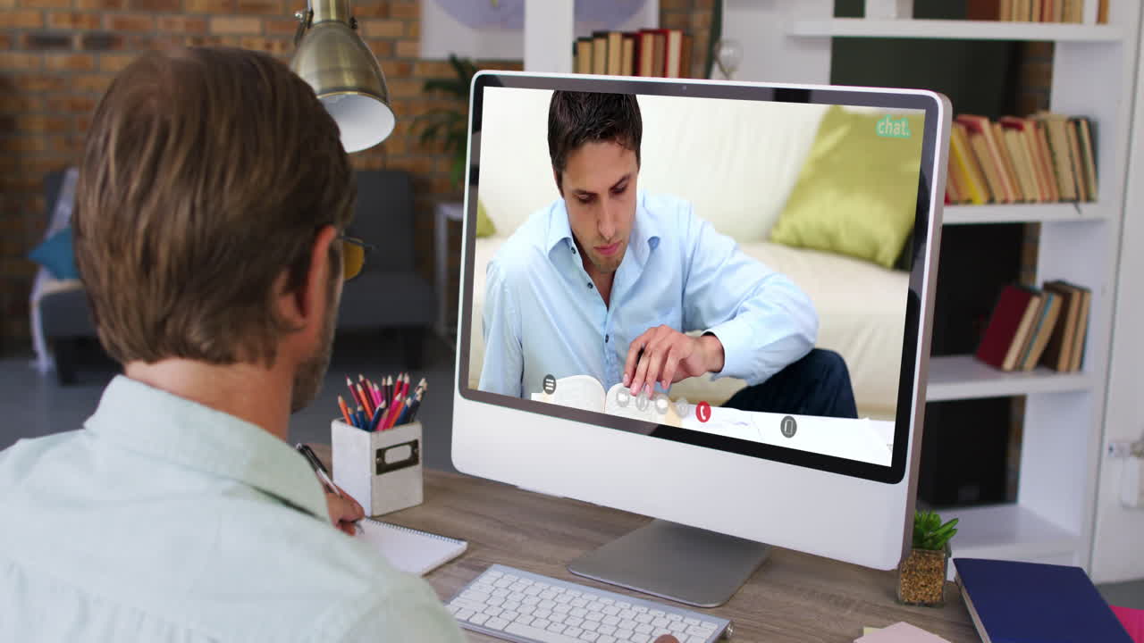 profesor masculino caucásico usando computadora en videollamada con estudiante masculino