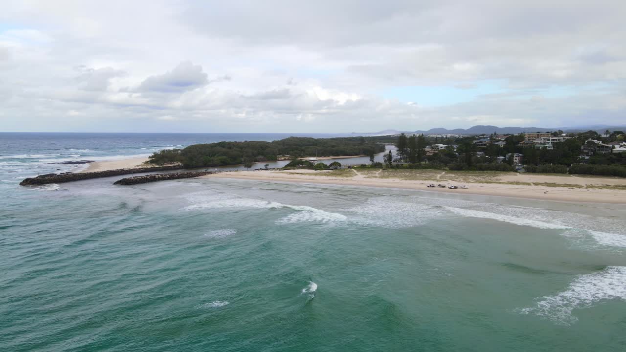 grandes olas oceánicas en la orilla del mar y el espigón en la playa kingscliff en nueva gales del sur, australia