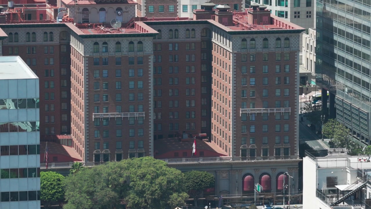 Ripresa aerea panoramica con teleobiettivo dello storico Millennium Biltmore Hotel nel centro di Los Angeles, California. 4K.